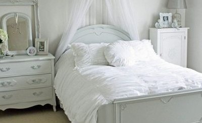 白色床卧室装修效果图(卧室白色床背景墙装修效果图)